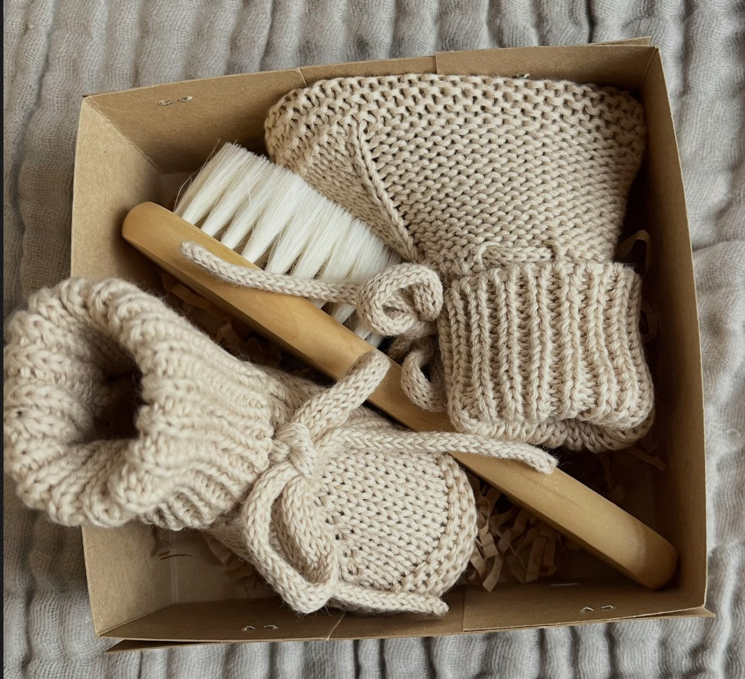 Giftset Gebreide Geboorte Sloffen + Borstel | Kraamcadeau