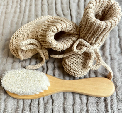 Giftset Gebreide Geboorte Sloffen + Borstel | Kraamcadeau